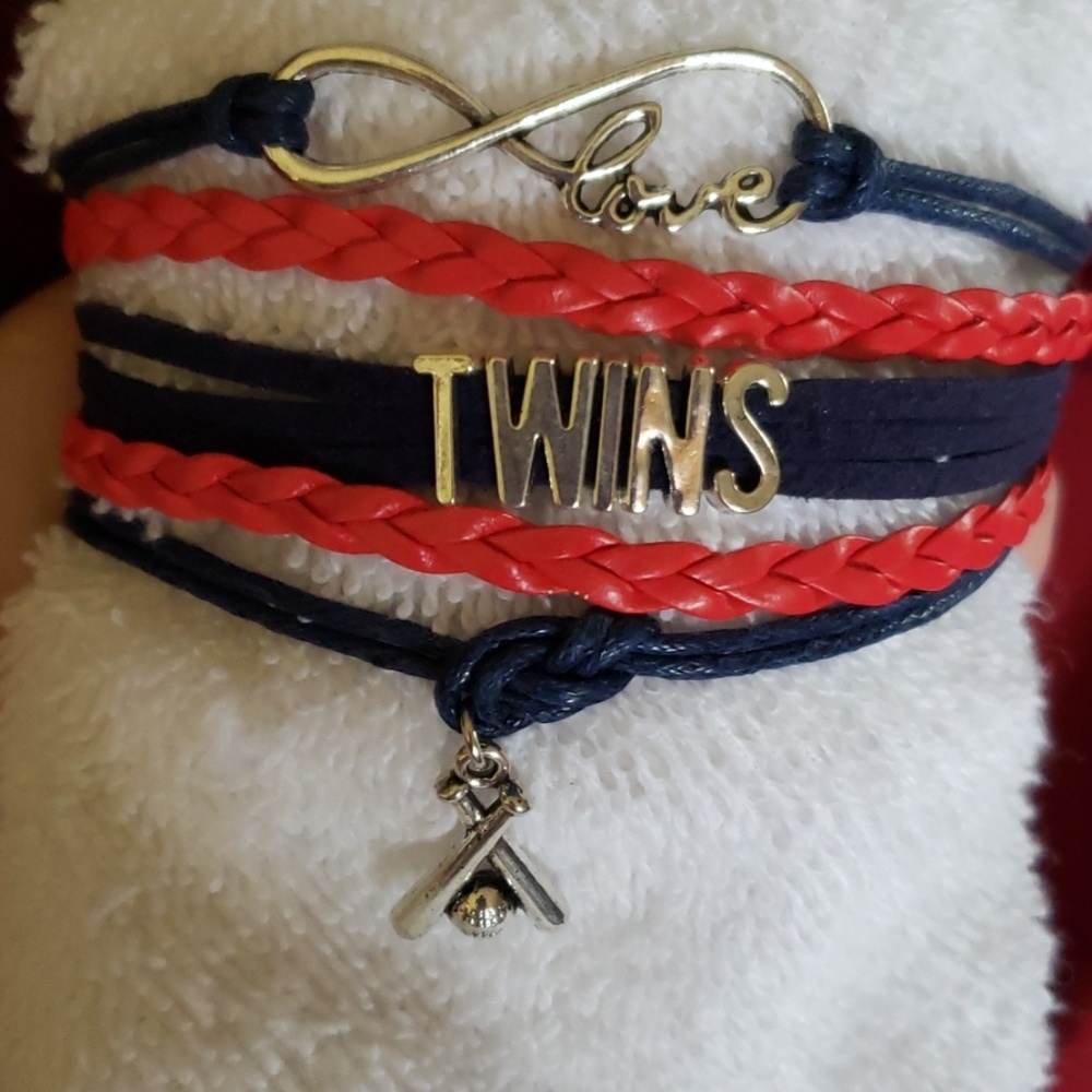 💣$5 or BUNDLE FOR LESS! NEW BASEBALL BRACELET~💣